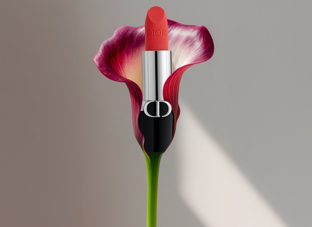 קאבר לאתר אודם בתוך פרח